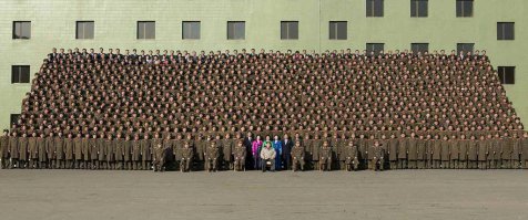 Эта фотография интересна тем, что даже без подписи, даже не увлекающиеся политикой, распознают главу Северной Кореи.