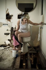 я, конечно, не сантехник, но прикиньте, с какой скоростью ОНО будет всасываться вниз при смыве, при такой конструкции