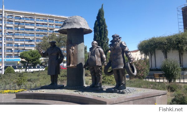 Памятник автору и героям "Мимино" в Тбилиси.