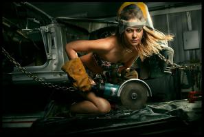 А вот у нас в городе (Беларусь, Гродно) реально девушка в кузовном ремонте работает (покраска, полировка), Юлей зовут :-)