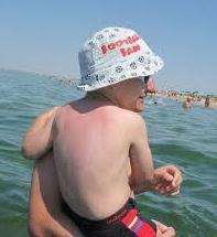 По-моему это тот же карлик Гоши Куценко, что и на этой картинке ))