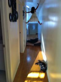 Многие дети так делали в детстве. Я так же по стенам в коридоре лазал