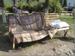 Что касается кота киевского, то на той аллее мне больше всего скамейка с подушкой и пледом понравилась, что касается мадам в минске, ну тут тоже, на любителя - у нас всякого такого хватает :)