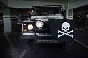 Пиратская повязка с черепом и скрещенными костями из свето-отражающего винила.