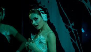 Мила в черном лебеде