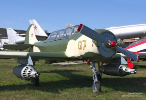 Справедливости ради, в 80-ых годах проводились эксперименты по превращению Як-52 в легкий штурмовик. Но в серию машина не пошла, так как в результате испытаний выяснилось, что во время пуска ракет начинается значительная раскачка самолета по курсу.

Этот экземпляр хранится в Музее ВВС в Монино.
Пруф: