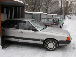 Ну я как владелец С3 1987 года скажу одно, она конечно надежна, но супер только лишь для тех, кто ездил только на Жигулях и пересел на нее - никак иначе.
ZZZ - миф о "тройной оцинковке" придумали неграмотные селюки и это расплодилось, на самом деле ничего это не означает кроме как внутризаводского обозначения серии авто.
На фото - мотор с K-Jetronik вспрыском, как у меня, и он механический, и действительно только гуру вспрысков может его настроить. Многие делали проще - колхозили карбюратор от москвичей и вазов. Не слишком одобряю такие решения, но машина старше чем яйца мамонта, поэтому прощается.
А так, машина на десятилетия, а не годы - это про нее. Если конечно не умудоханный экземпляр, как на фото в посте. Автор, ты следующий раз пиши, мою подставим фотографию)))))