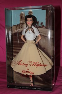 Часто тут посты о Одри, это не может не радовать. Хорошая актриса, последние годы жизни провела помогая больным детям, умерла в 1993 году. как-то в детском магазине увидел серию коллекционных кукол серии Барби, где была воспроизведена точная копия Одри....