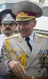 Люди, а чего вы от этого человека ждали то?!
Посмотрите биографию этого клоуна. Сразу все станет ясно.
Этож бывший мент украинский, который всеми правдами и неправдами полз по карьерной лестнице.
И звание его не говорит о том, что он человек умный и профессиональный.
На его примере можно говорить только о том, что власть украинская продажна как никакая другая. Да и нахрена сейчас украинской власти на посту министра обороны нужен умный человек?!
Умный человек вопросы сразу будет задавать неудобные, а с этим можно все, что угодно творить.