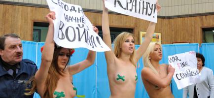 Глупые, глупые украинки! 
Протестуют все, сиськами растрясают!