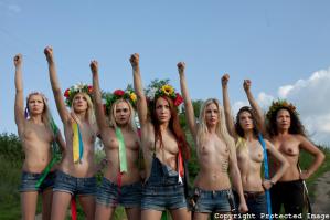Блять!!!! Стал смотреть про протесты украинцев. Это пипец! Одни сиськи!!!!!
Дамы, которые макароныча вышли встречать, просто молодцы! Не опускаются до этого дебилизма с сиськами-пиписками!