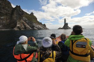 а точнее расположен на мысу Анива острова Сахалин на скале Сивучья, построен  в 1939 году японским архитектором, высота башни составляет 31 метр, высота света — 40 метров над уровнем моря. Маяк имеет 9 этажей. Дальность действия маяка составляла 17,5 мили. 
В настоящее время Маяк запущен и не работает, постепенно приходит в упадок и разрушается, однако до сих пор украшаем юго-восточную оконечность острова Сахалин, располагаясь в удивительном  по красоте месте.