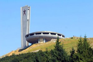 Пятая фотка - комплекс "Бузлуджа" в Болгарии - заброшен после прихода "демократии". Вот и внешний вид: