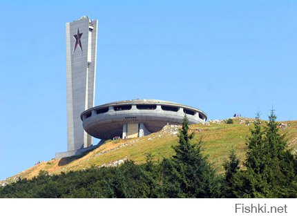 Пятая фотка - комплекс "Бузлуджа" в Болгарии - заброшен после прихода "демократии". Вот и внешний вид: