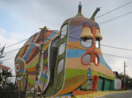 А это дом-улитка. Находится в Софии, Болгария.