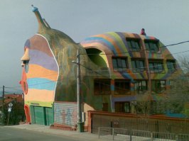 А это дом-улитка. Находится в Софии, Болгария.