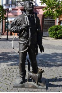 А вы много людей знаете кому памятник при жизни поставили?
г.Мукачево Украина