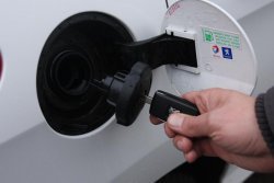 У меня бензобак ключом зажигания открывается. Иногда пипец как неудобно, но зато со шлангом с заправки не уеду)