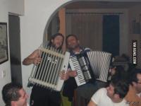 Что получится, если к голове кота приклеить лазерную указку?