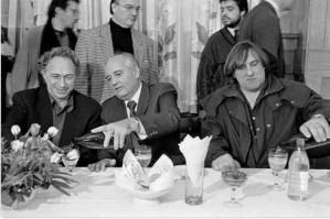 А у нас в стране "Сухой Закон" ребята..,
так что минералка уже нас лечит, и вы бы малость подлечитесь Хлопцы...