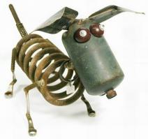 Металлические статуи, изготовленные из старых автозапчастей