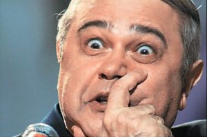 Безумный фотограф фарширует свои волосы окружающими его предметами