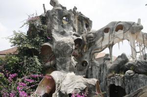 На фото "Дом ведьм в Клиши-су-Буа, Франция" изображен Отель "Сумасшедший дом" Crazy House (Вьетнам/Далат).