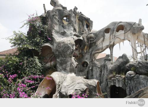 На фото "Дом ведьм в Клиши-су-Буа, Франция" изображен Отель "Сумасшедший дом" Crazy House (Вьетнам/Далат).