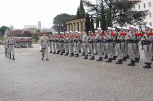 Опять немного не правильно, вот это 1REG(секцион и компани уже точно не скажу) перед парадом, а ниже пионеры этого же полка. Т.е. ну уж совсем чтоб понятно было, в легионе у каждого полка свои пионеры ;-) Кстати как можно понять по наградам, это очень такие боевые пионеры! Еще могу добавить, что например, белые кепи на парад одевают только легионеры класса А и В, а суз-оффы и офицеры, черные, так вот это правило пионеров не касается, он может быть в звании аджутана, но на парад пойдет в белом кепи! И да, им позволено бороды не брить, остальных карают ;-)