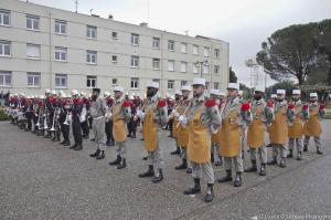 Опять немного не правильно, вот это 1REG(секцион и компани уже точно не скажу) перед парадом, а ниже пионеры этого же полка. Т.е. ну уж совсем чтоб понятно было, в легионе у каждого полка свои пионеры ;-) Кстати как можно понять по наградам, это очень такие боевые пионеры! Еще могу добавить, что например, белые кепи на парад одевают только легионеры класса А и В, а суз-оффы и офицеры, черные, так вот это правило пионеров не касается, он может быть в звании аджутана, но на парад пойдет в белом кепи! И да, им позволено бороды не брить, остальных карают ;-)