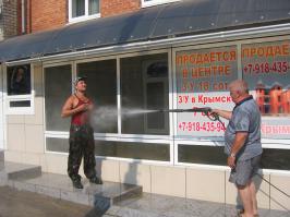 это я в Крымске 2012г. после наводнения. расчистили несколько домов был в иле с ног до головы