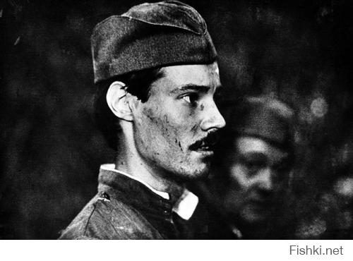 Если кто до сих пор не в курсе, фильм должен был начинаться с военных эпизодов, о том как Шарапов и Левченко в войну ходил за "языком". Эти эпизоды отсняли, но на монтаже Говорухин решил, что они разрушат интригу проникновения Шарапова в банду, в конце фильма. Зритель сразу поймёт, что к чему. Поэтому эти эпизоды были вырезаны. К сожалению, они не сохранились. Остались лишь несколько фотографий.