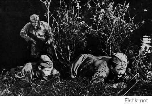 Если кто до сих пор не в курсе, фильм должен был начинаться с военных эпизодов, о том как Шарапов и Левченко в войну ходил за "языком". Эти эпизоды отсняли, но на монтаже Говорухин решил, что они разрушат интригу проникновения Шарапова в банду, в конце фильма. Зритель сразу поймёт, что к чему. Поэтому эти эпизоды были вырезаны. К сожалению, они не сохранились. Остались лишь несколько фотографий.