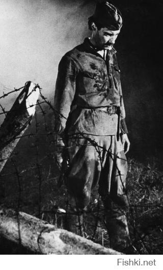 Если кто до сих пор не в курсе, фильм должен был начинаться с военных эпизодов, о том как Шарапов и Левченко в войну ходил за "языком". Эти эпизоды отсняли, но на монтаже Говорухин решил, что они разрушат интригу проникновения Шарапова в банду, в конце фильма. Зритель сразу поймёт, что к чему. Поэтому эти эпизоды были вырезаны. К сожалению, они не сохранились. Остались лишь несколько фотографий.