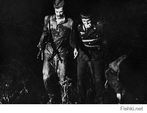 Если кто до сих пор не в курсе, фильм должен был начинаться с военных эпизодов, о том как Шарапов и Левченко в войну ходил за "языком". Эти эпизоды отсняли, но на монтаже Говорухин решил, что они разрушат интригу проникновения Шарапова в банду, в конце фильма. Зритель сразу поймёт, что к чему. Поэтому эти эпизоды были вырезаны. К сожалению, они не сохранились. Остались лишь несколько фотографий.