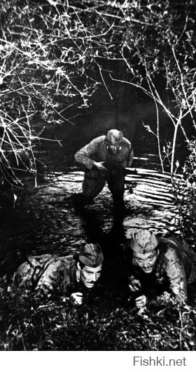 Если кто до сих пор не в курсе, фильм должен был начинаться с военных эпизодов, о том как Шарапов и Левченко в войну ходил за "языком". Эти эпизоды отсняли, но на монтаже Говорухин решил, что они разрушат интригу проникновения Шарапова в банду, в конце фильма. Зритель сразу поймёт, что к чему. Поэтому эти эпизоды были вырезаны. К сожалению, они не сохранились. Остались лишь несколько фотографий.