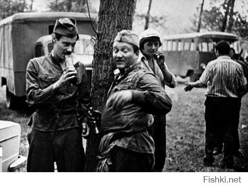 Если кто до сих пор не в курсе, фильм должен был начинаться с военных эпизодов, о том как Шарапов и Левченко в войну ходил за "языком". Эти эпизоды отсняли, но на монтаже Говорухин решил, что они разрушат интригу проникновения Шарапова в банду, в конце фильма. Зритель сразу поймёт, что к чему. Поэтому эти эпизоды были вырезаны. К сожалению, они не сохранились. Остались лишь несколько фотографий.