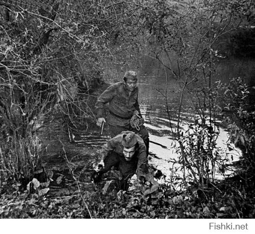 Если кто до сих пор не в курсе, фильм должен был начинаться с военных эпизодов, о том как Шарапов и Левченко в войну ходил за "языком". Эти эпизоды отсняли, но на монтаже Говорухин решил, что они разрушат интригу проникновения Шарапова в банду, в конце фильма. Зритель сразу поймёт, что к чему. Поэтому эти эпизоды были вырезаны. К сожалению, они не сохранились. Остались лишь несколько фотографий.