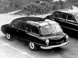 Проект НАМИ-013. Не автобус, но минивэн. Силовой агрегат располагался сзади и был вынесен за пределы колесной базы. Примененная компоновка позволила придать автомобилю выгодную с точки зрения аэродинамики форму. Машину снабдили первой в стране гидромеханической трансмиссией (экспериментальные ее образцы обкатывали еще на Победе). Первый выезд автомобиль совершил уже в 1950 году. Затем до 1953 года проводились доводочные работы. В серию не пошел