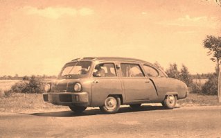 Проект НАМИ-013. Не автобус, но минивэн. Силовой агрегат располагался сзади и был вынесен за пределы колесной базы. Примененная компоновка позволила придать автомобилю выгодную с точки зрения аэродинамики форму. Машину снабдили первой в стране гидромеханической трансмиссией (экспериментальные ее образцы обкатывали еще на Победе). Первый выезд автомобиль совершил уже в 1950 году. Затем до 1953 года проводились доводочные работы. В серию не пошел