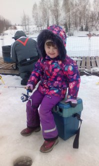 Я 8-го марта ездил с дочей на рыбалку.Поймали 4 форельки.2 с икрой.Промыл,протёр,засолил.Икра очень упругая.Лучше так,а не желатин есть.