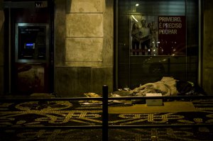 Такой говно-пост можно сделать про любой город мира. Живу в Португалии, могу такую фотоподборку бараков сделать, в самом центре исторического Лиссабона. Могу показать заваленную помойку у меня во дворе, которую почему то дня 3 как не вывозили, или на чёрный наркоманов тоже здорово посмотреть, ну а уж экскурсии по главным улицам страны, где ночами спят бомжи прямо у тебя под ногами, вообще нужно прописывать как обязательные у гидов.