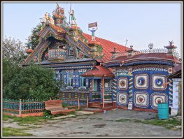 Расположен в деревне Кунары, а построил этот «терем» местный кузнец Сергей Иванович Кириллов.