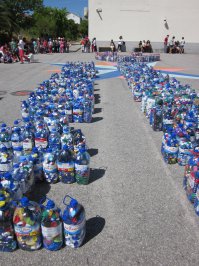 В Португалии была акция "Garrafa+Tampa=Solidariedade" (Бутылка+Пробка=Солидарность). Собирались пробки из которых в последствии делали инвалидные кресла для тех, кто не мог позволить себе купить.  Собирала вся страна.