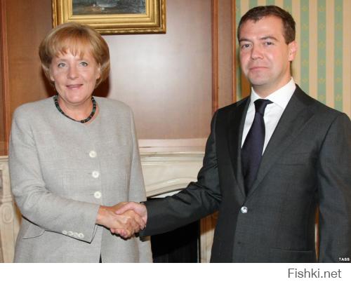 чудеса протокольных фото: Медведев 162,5 см......Меркель 165 см.