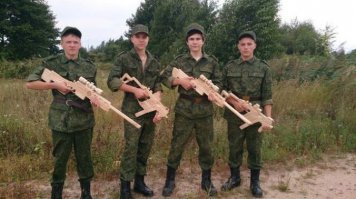 В детском саду Санкт-Петербурга детей учат навыкам обращения с оружием