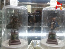 Самое то интересное, что СК сами делают рекламу этому магазину...
Популярность у магазина с машинками и танчиками выросла буквально за сутки. На самом деле, если не обращать внимание на левую витрину возле двери, то в магазине вполне адекватные игрушки. Среди них гламурные "мерседесы", "бмв", белокрылые самолеты и танки с немецкой символикой......