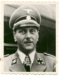 Ну этот кадр  больше похож на Клауса Шенк Фон Штауффенберга  возглавившего заговор против Гитлера (вот он как раз был с черной повязкой) ...
А Отто Скорцени он знаете ли другой: