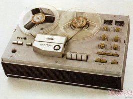 Верхний мой комплектик, только дека была такой
+ бобинник такой 
Покупал Батя, но коллекция записей на 3/4 была моей, хотя у Бати был Высоцкий, Shocking Blue, особенно этой песней соседям досталось)))