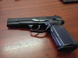 Хорошие машинки у него получились.
Себе взял Browning BDA 9 мм. (на фото)- наследник Browning High Power.